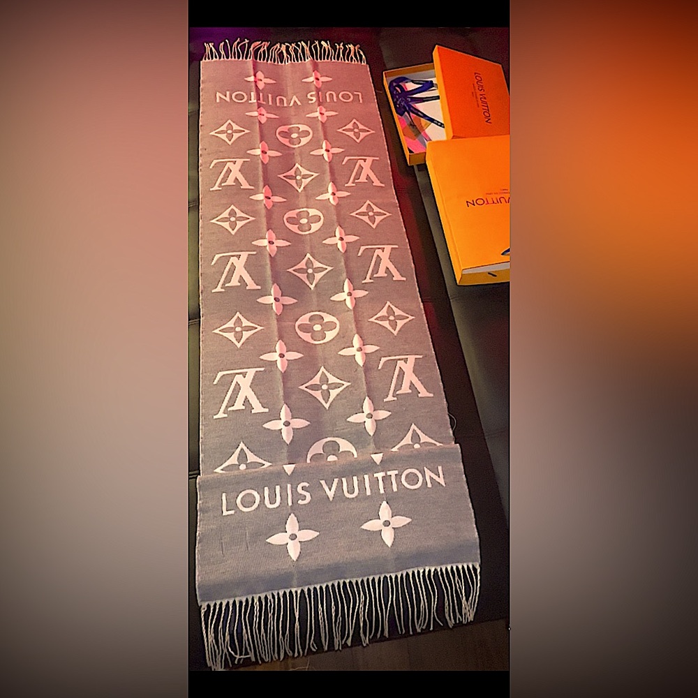 Louis Vuitton White and Gray Monogram Silk Scarf - Picture 4 of 15